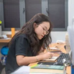 Khoảnh khắc tập trung của các thành viên giữa guồng công việc