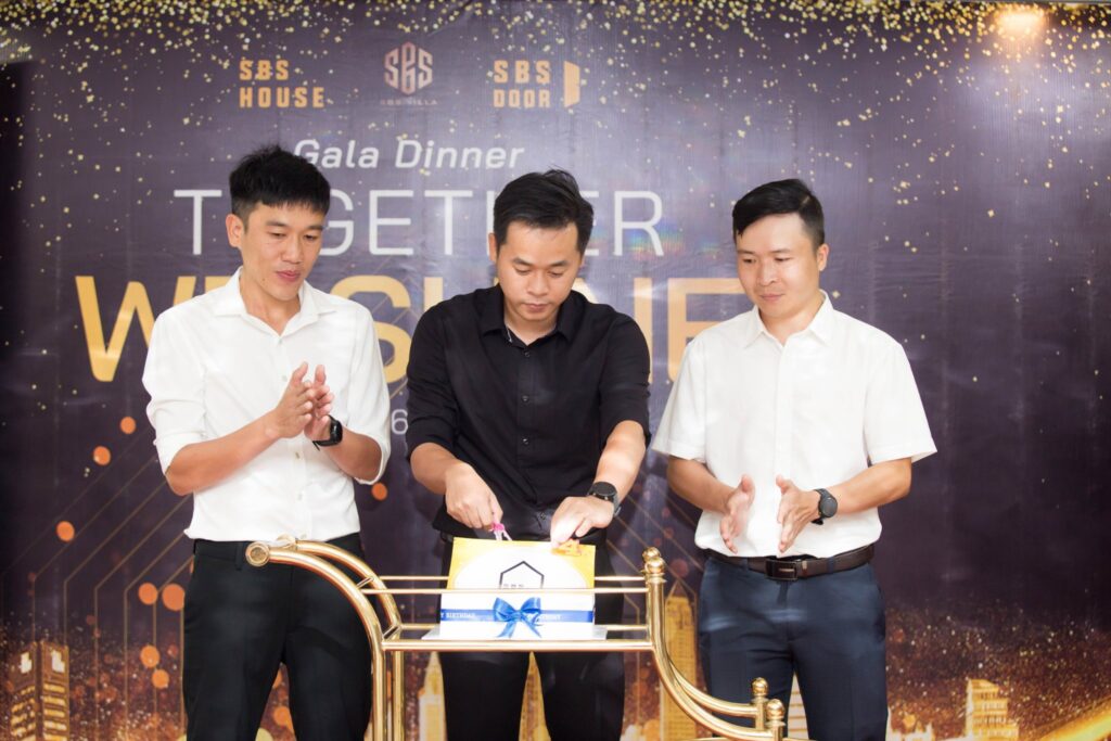 hình ảnh ban lãnh đạo cắt bánh sinh nhật 4 năm SBS