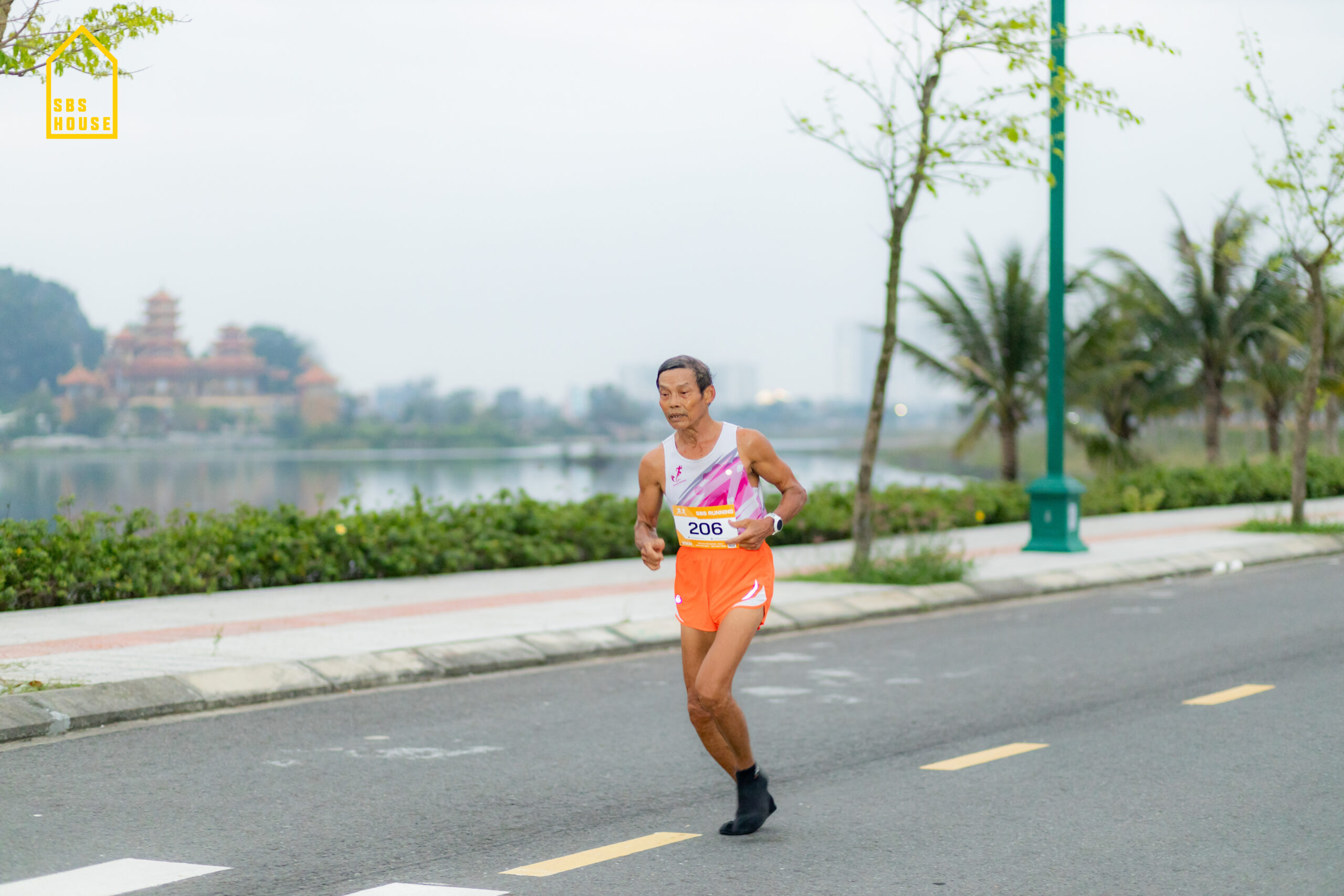 Hình ảnh chú Văn Xi trong giải chạy SBS Running mùa 3