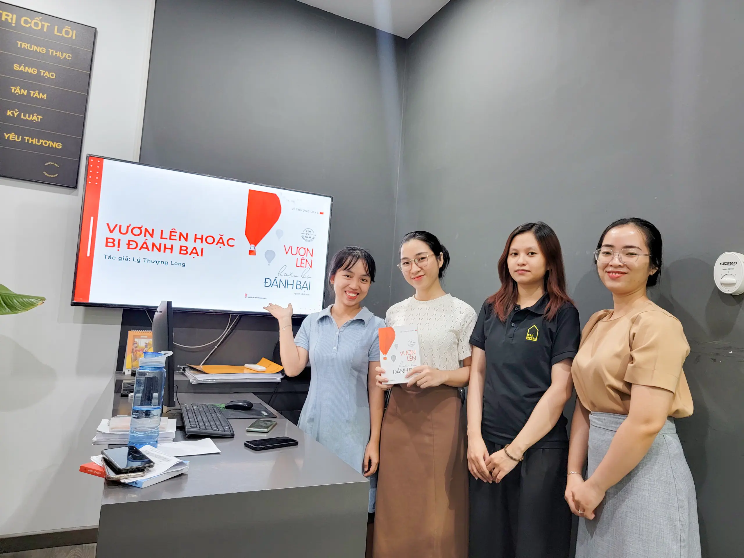 Vươn lên hoặc bị đánh bại là cuốn sách được Tuyết Ni lựa chọn báo cáo