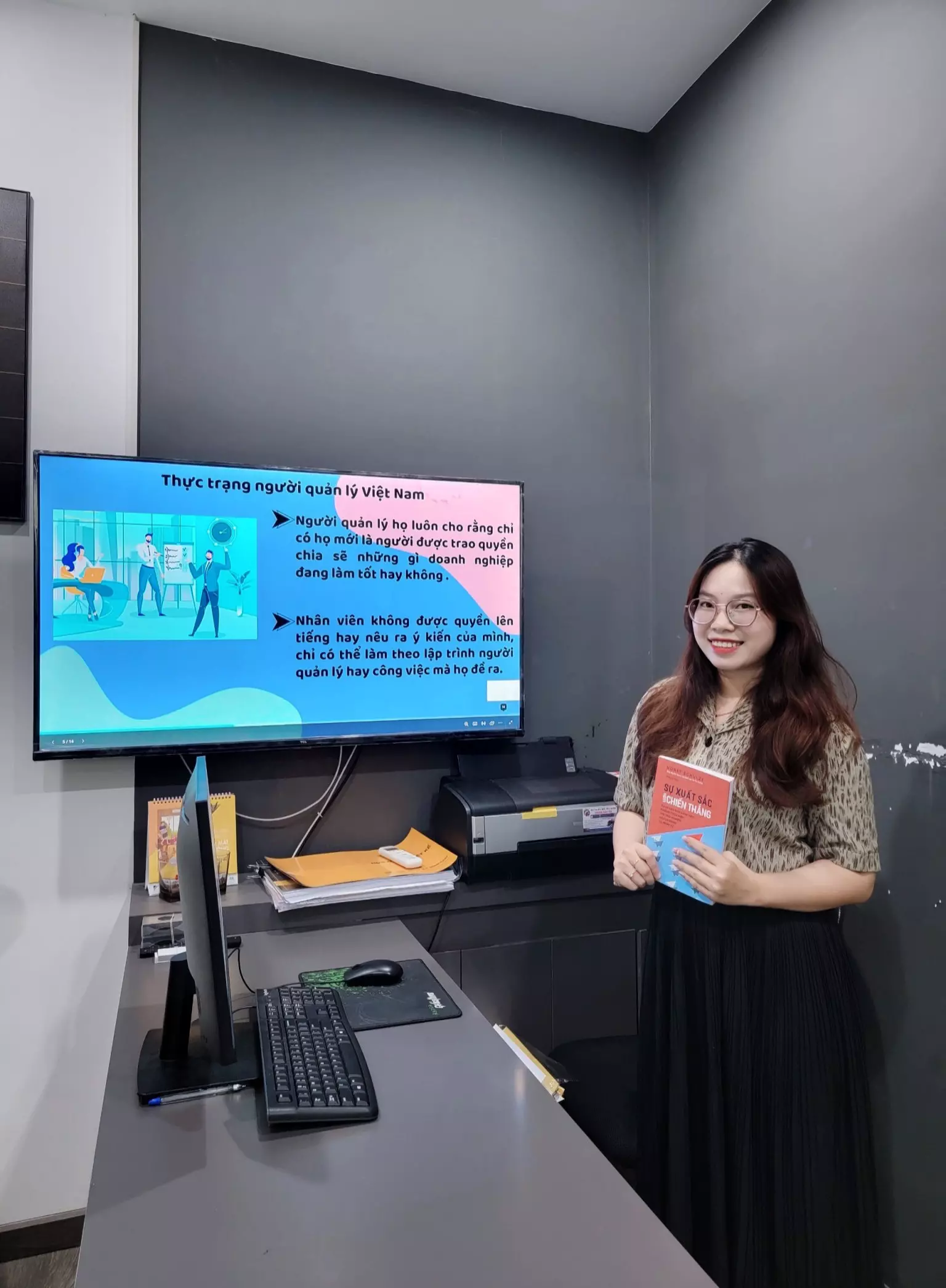 Thúy Vy với tựa sách Sự xuất sắc luôn chiến thắng