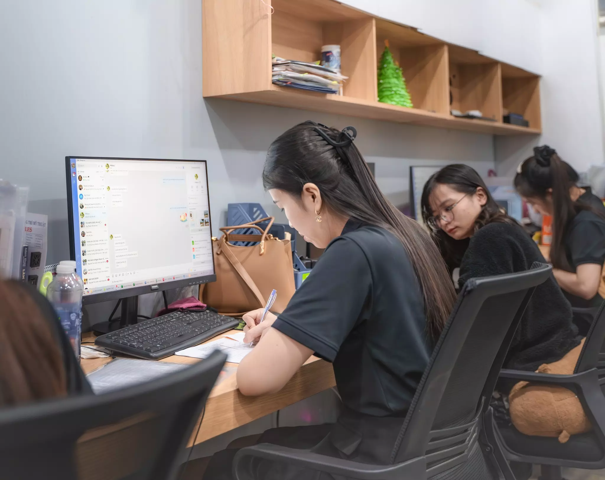 Khoảnh khắc tập trung của các thành viên giữa guồng công việc