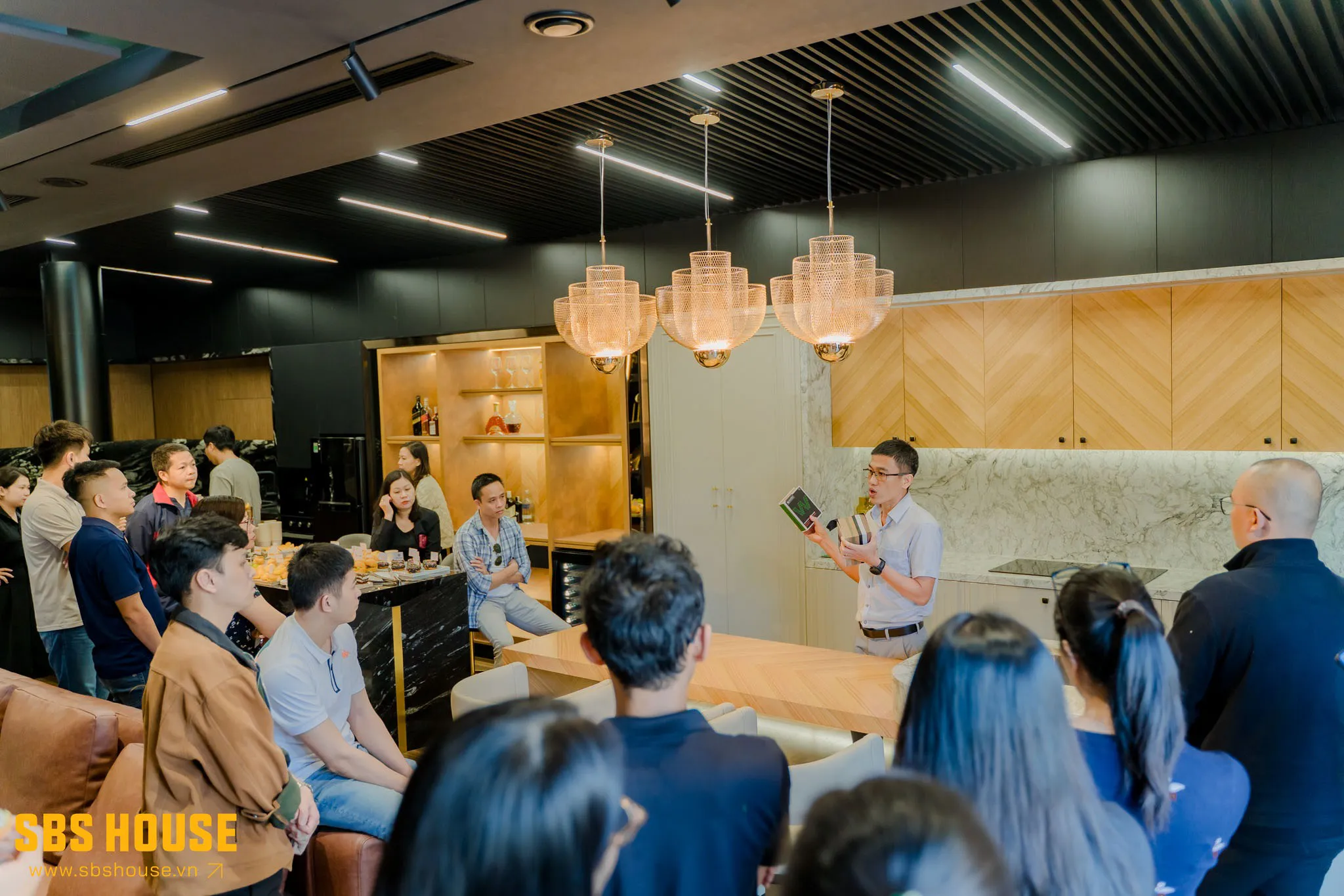 Trải nghiệm thực tế tại showroom nội thất gần 400m2 của SBS HOUSE