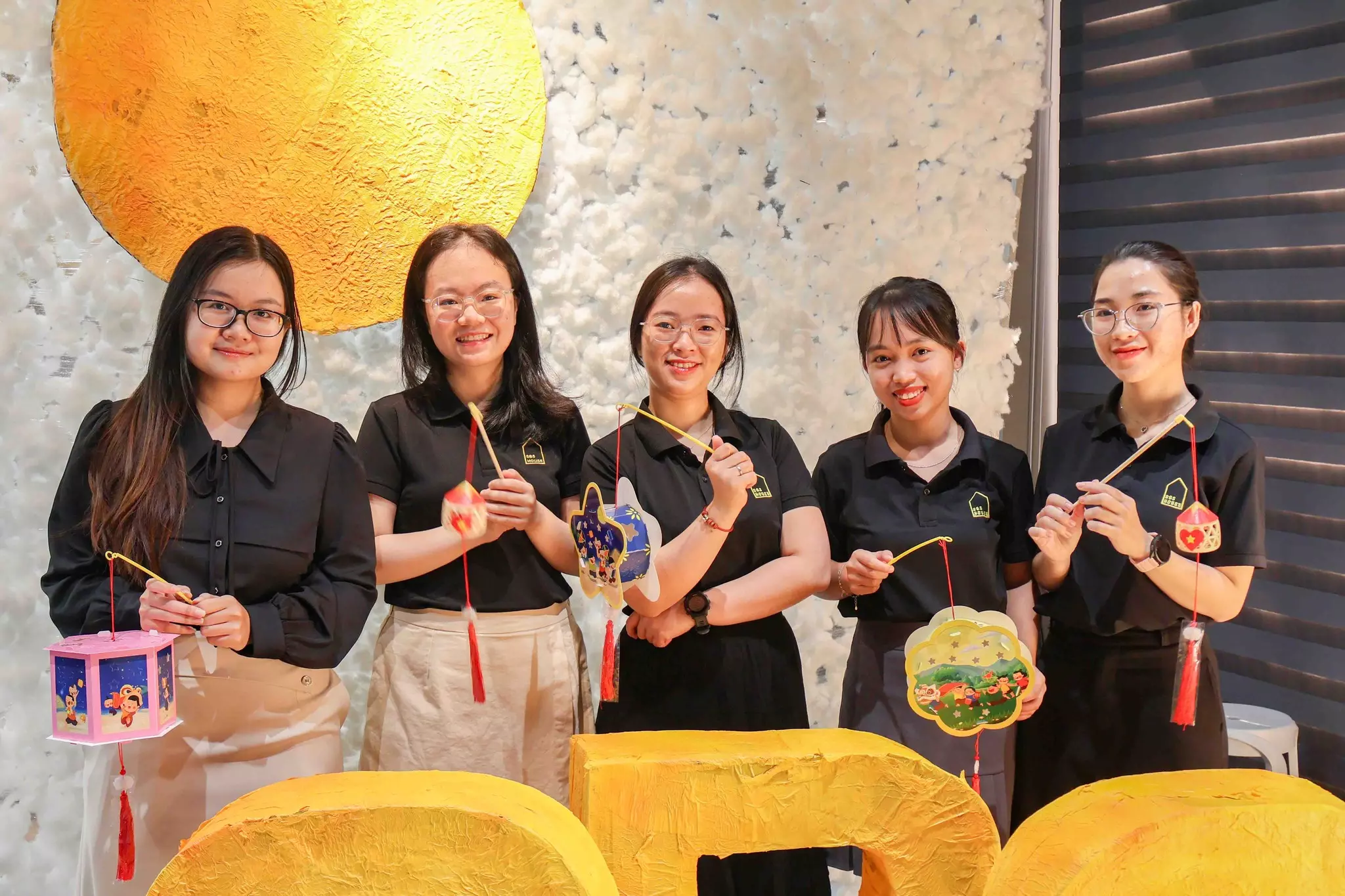 Gửi nhau chút ngọt ngào của bánh Trung Thu và lời chúc bình an đến các cô Nhân sự.