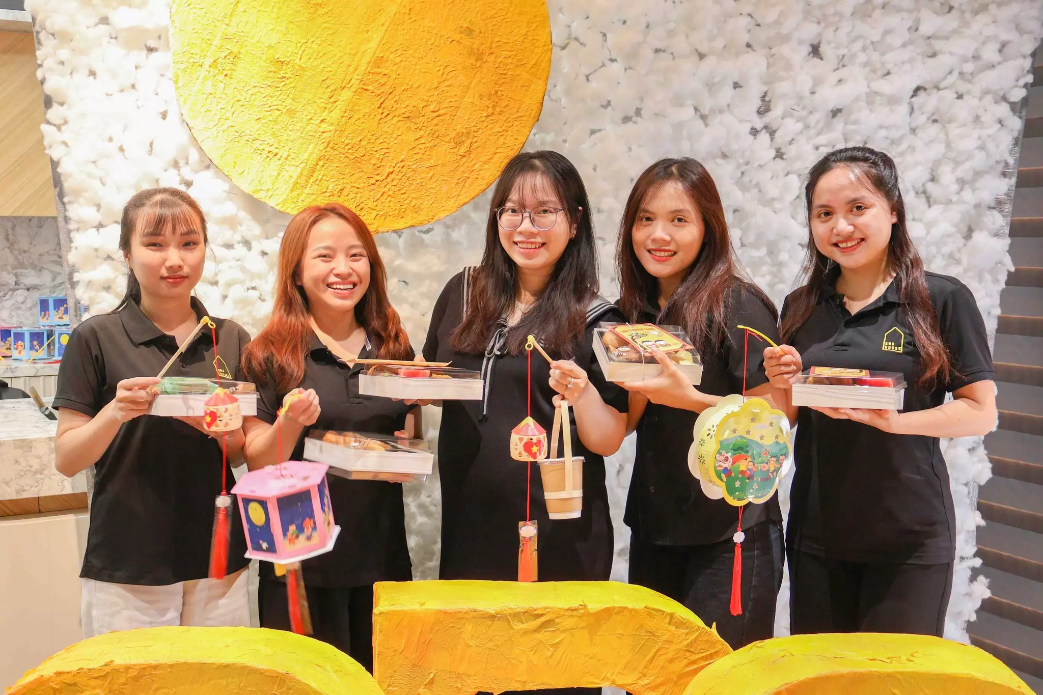 Ánh đèn lung linhnụ cười rạng rỡ. Trung Thu của SBS luôn thật ấm áp