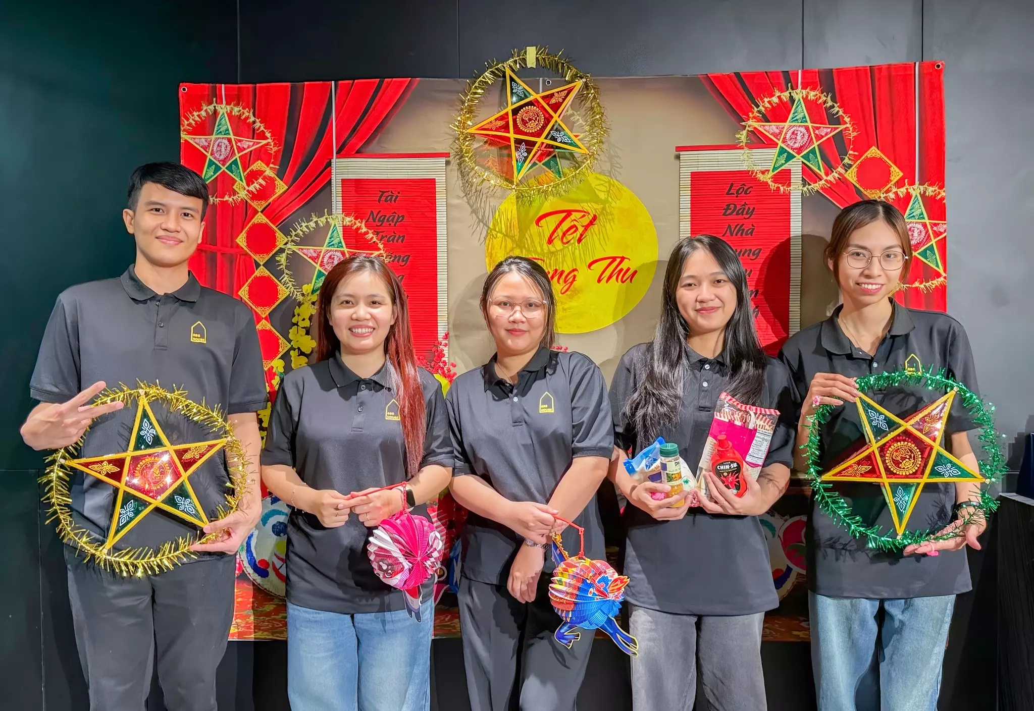 Các thành viên SBS TP. Hồ Chí Minh cùng những chiếc đèn lồng mang sắc màu của niềm vui và sự gắn kết