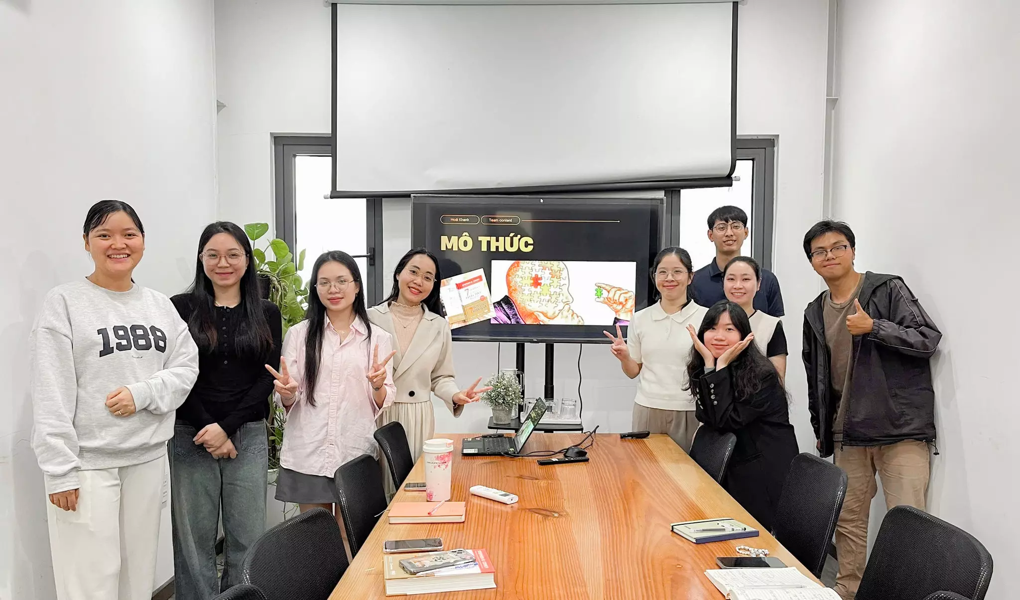 Team content Marketing với buổi chia sẻ sách
