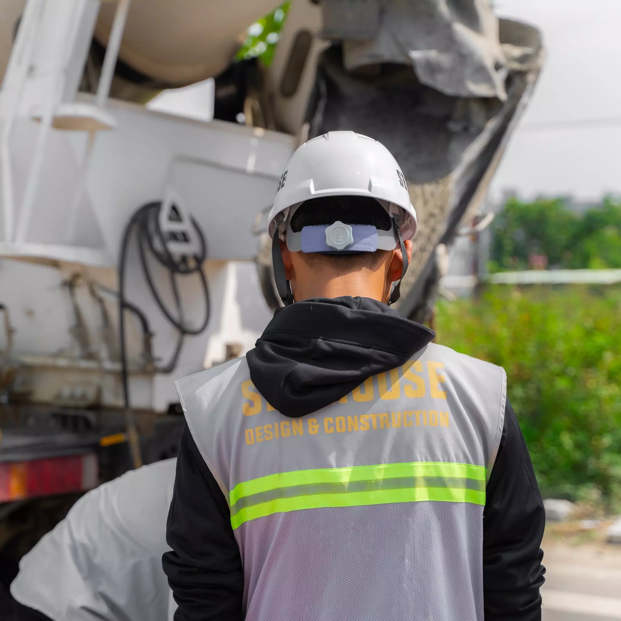 Trách nhiệm và tận tâm vẫn luôn hiện hữu đó trong việc theo dõi, bám sát tiến độ.