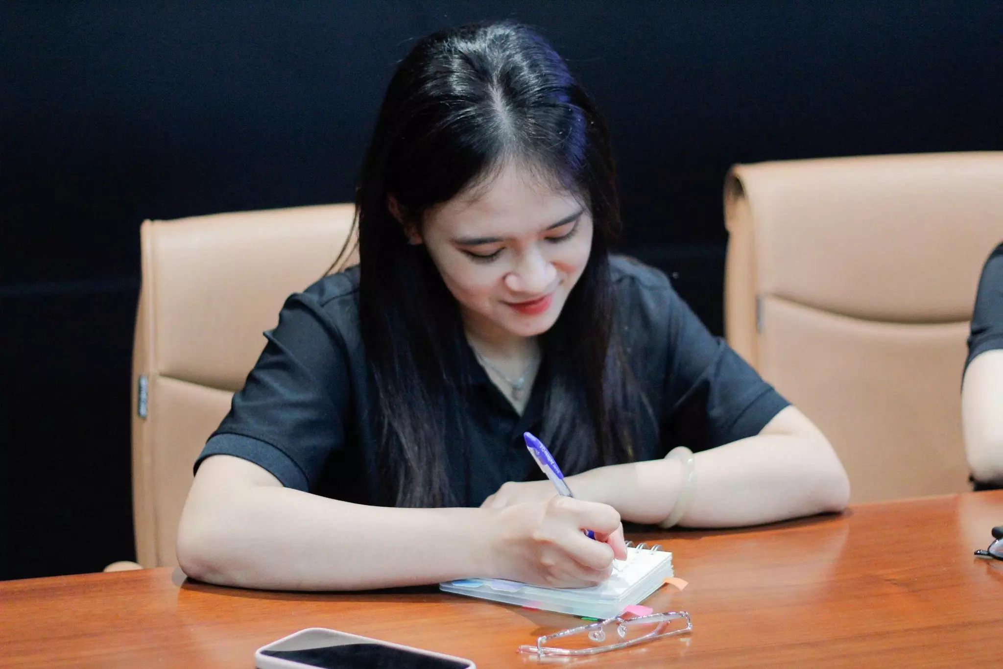 Không khí cuối năm ở phòng Kế toán mang sự tập trung, chỉn chu và bền bỉ