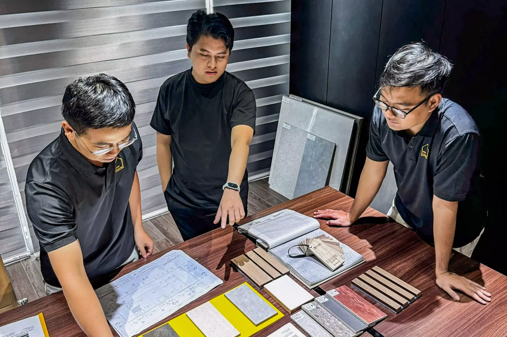 Tinh thần đồng đội thể hiện qua việc các thành viên phối hợp chặt chẽ, giao tiếp hiệu quả, hỗ trợ lẫn nhau, có trách nhiệm với công việc, tôn trọng ý kiến và cùng cam kết
