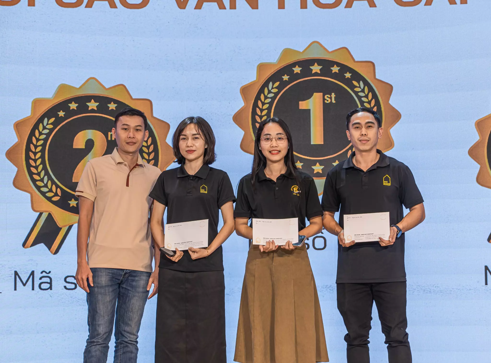 Song song cuộc thi là hoạt động vinh danh quý