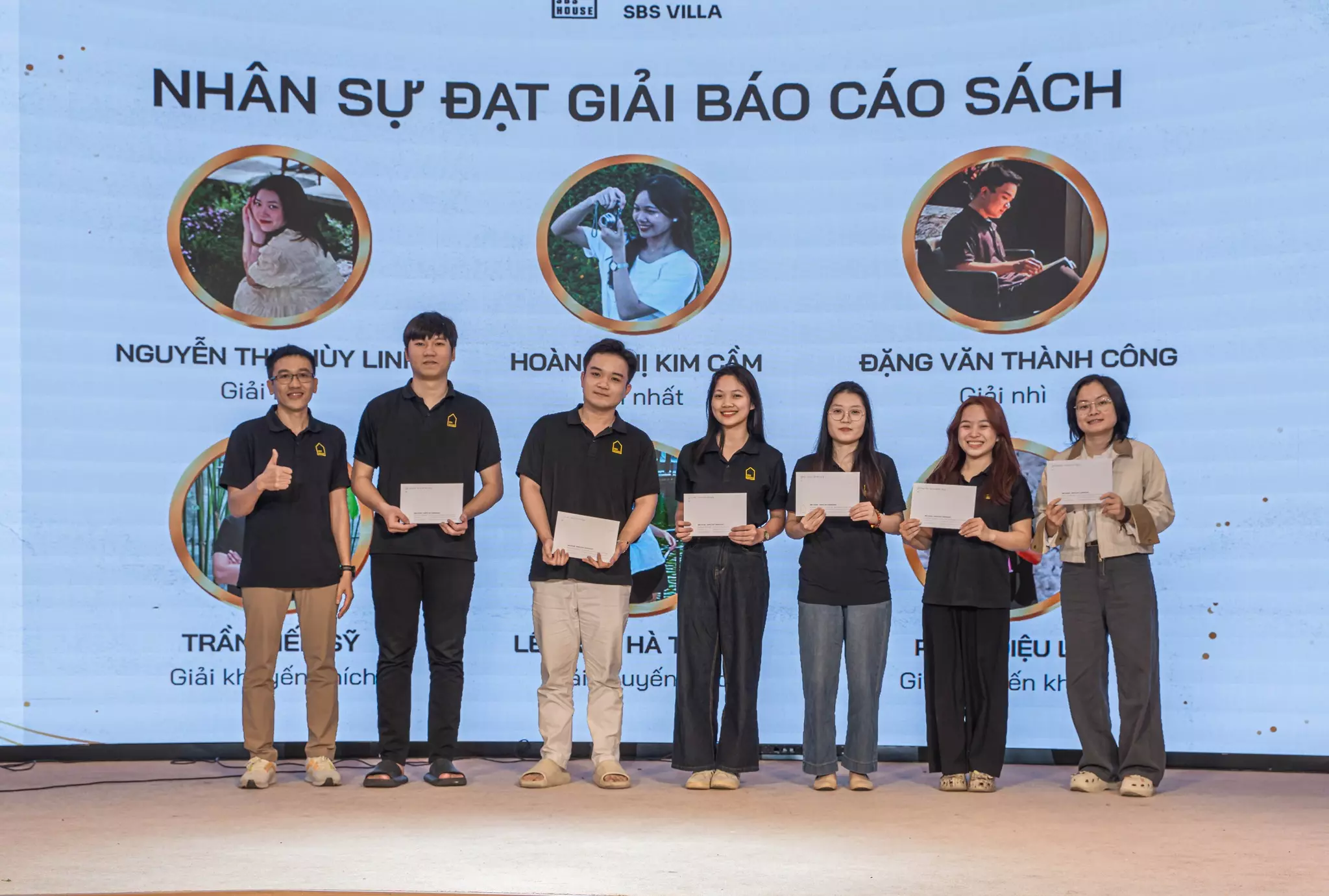 Các thí sinh đạt giải trong buổi báo cáo sách
