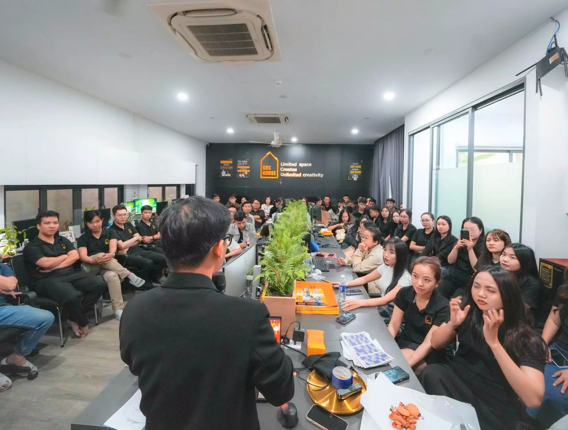 Ban lãnh đạo gửi lời chúc đến tất cả thành viên nhân ngày đầu năm mới