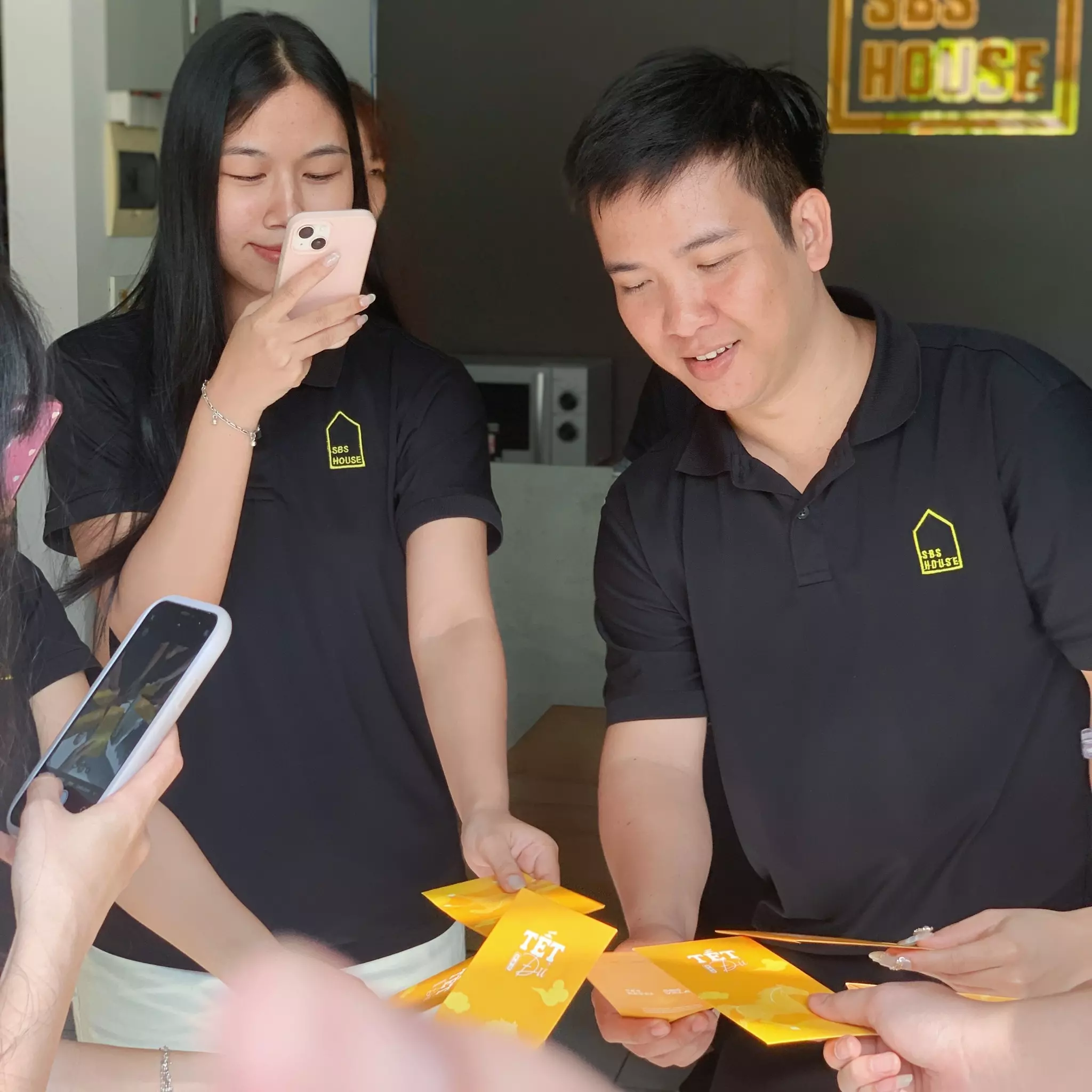 Một trong những khoảnh khắc được mong chờ nhất trong ngày Khai Xuân chính là Lucky Money đầu năm.