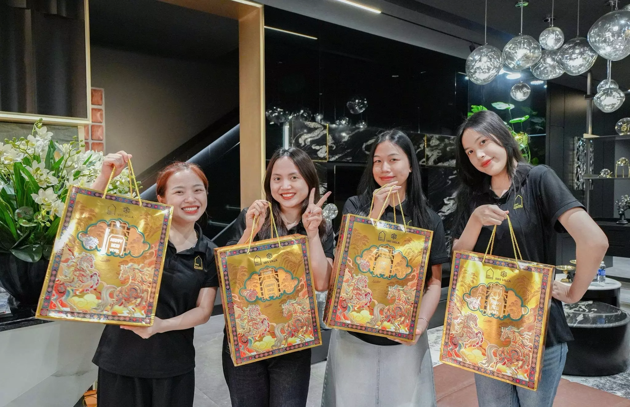 Các thành viên hào hứng khi nhận món quà cùng thông điệp ý nghĩa