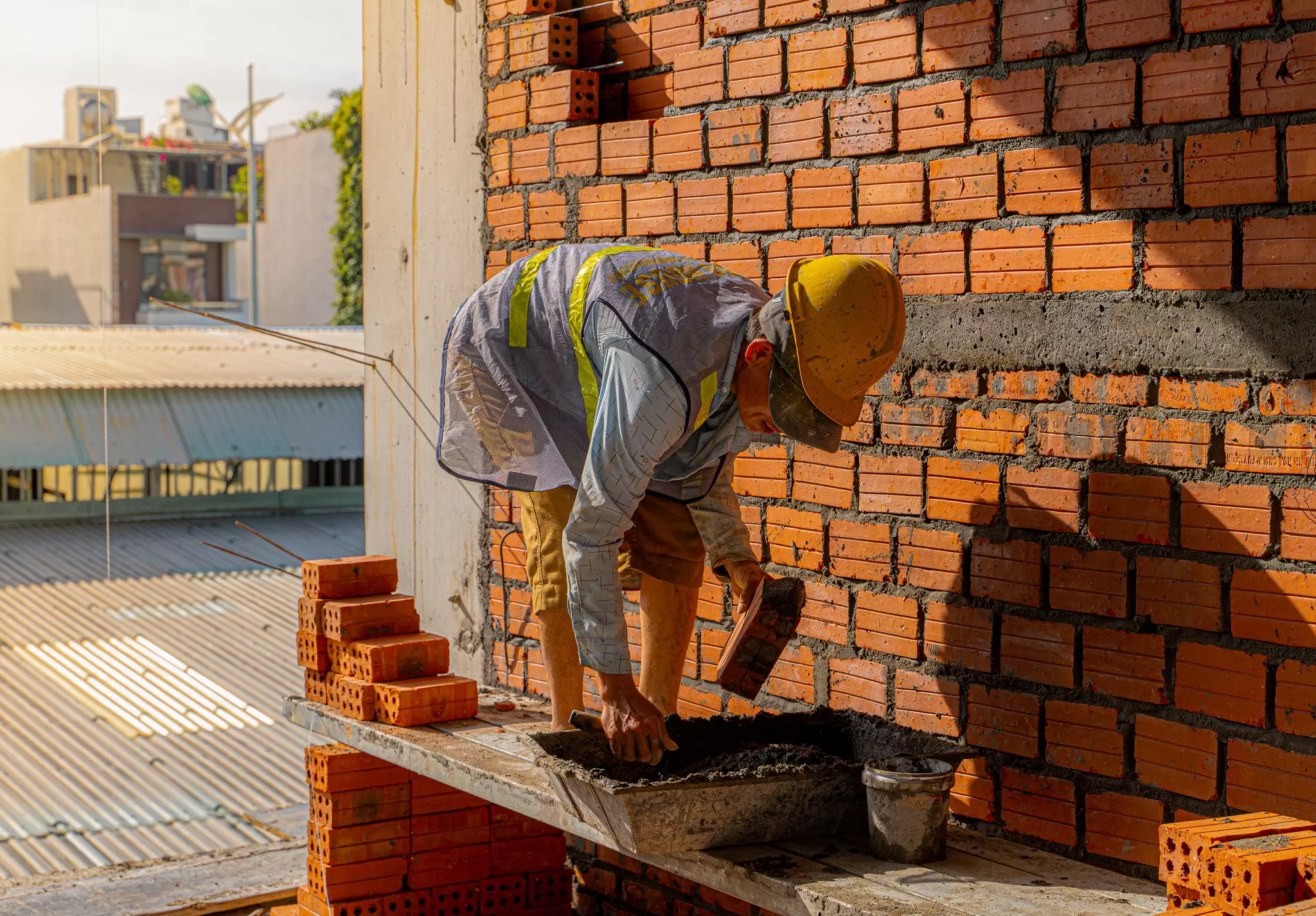 Đằng sau mỗi bức ảnh là những giờ làm việc dưới nắng, là mồ hôi thấm đẫm áo, là sự kiên trì để hoàn thiện từng hạng mục dù nhỏ nhất