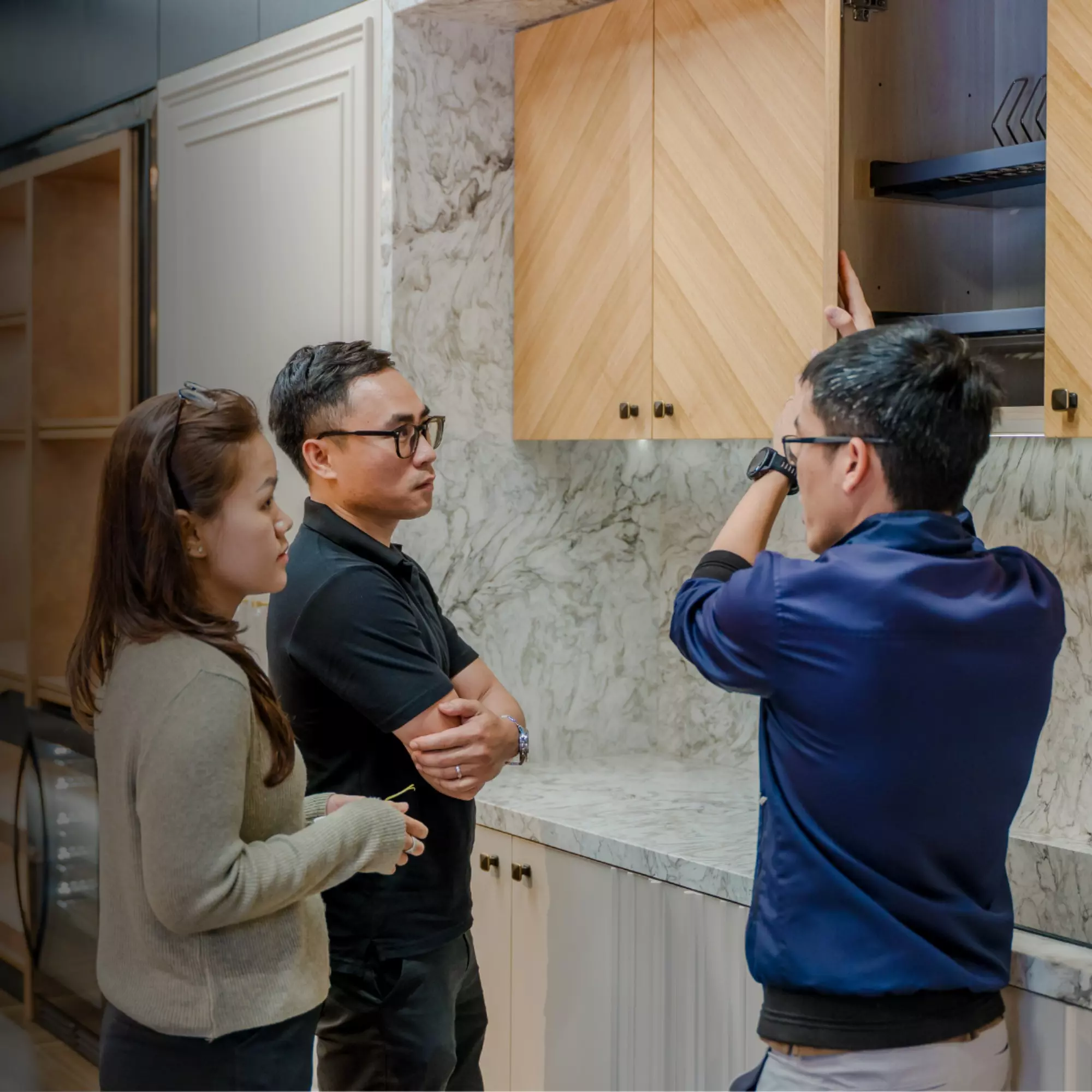 Khách hàng trải nghiệm showroom nội thất và được tư vấn trực tiếp bởi đội ngũ
