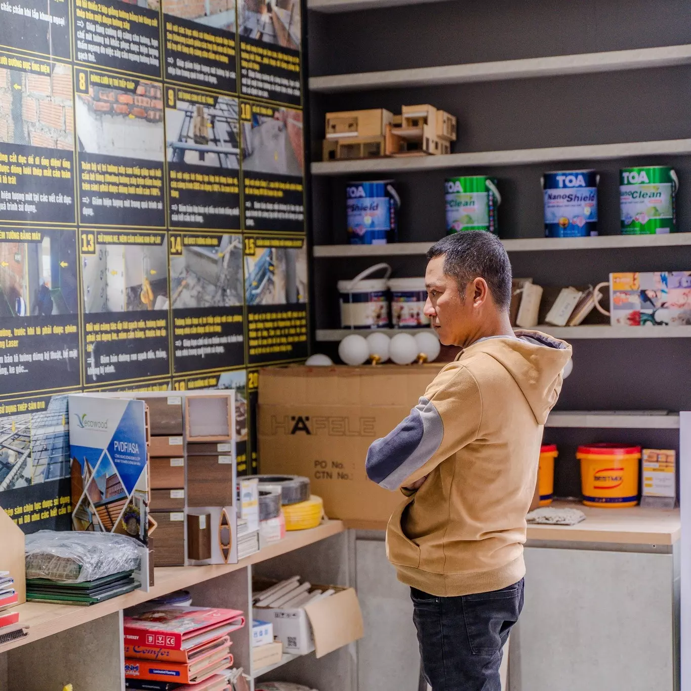 Gia chủ trải nghiệm showroom vật liệu của SBS HOUSE