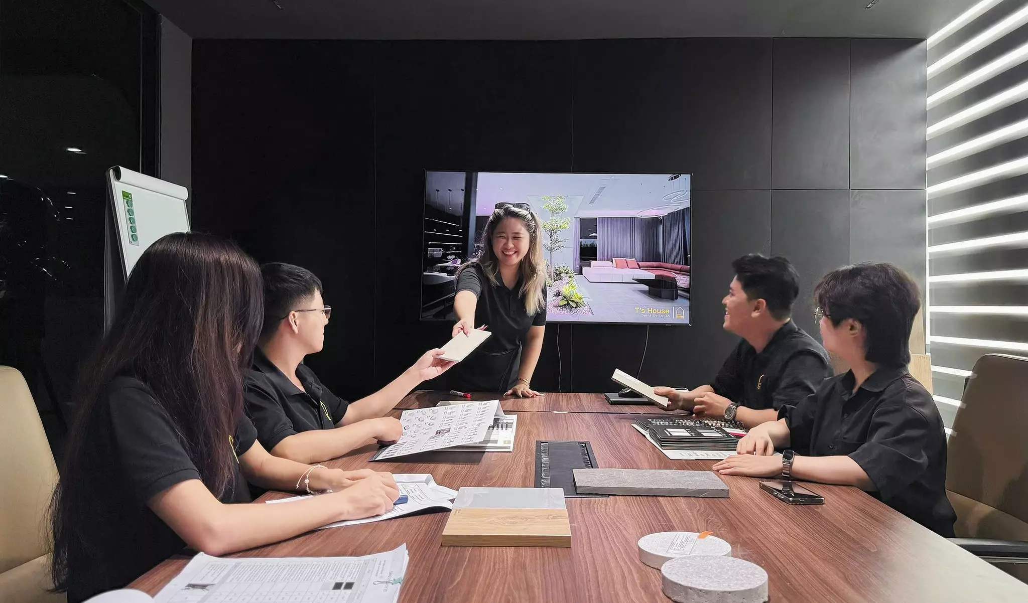 Các thành viên nhóm T4 cùng trao đổi, thảo luận về phương án